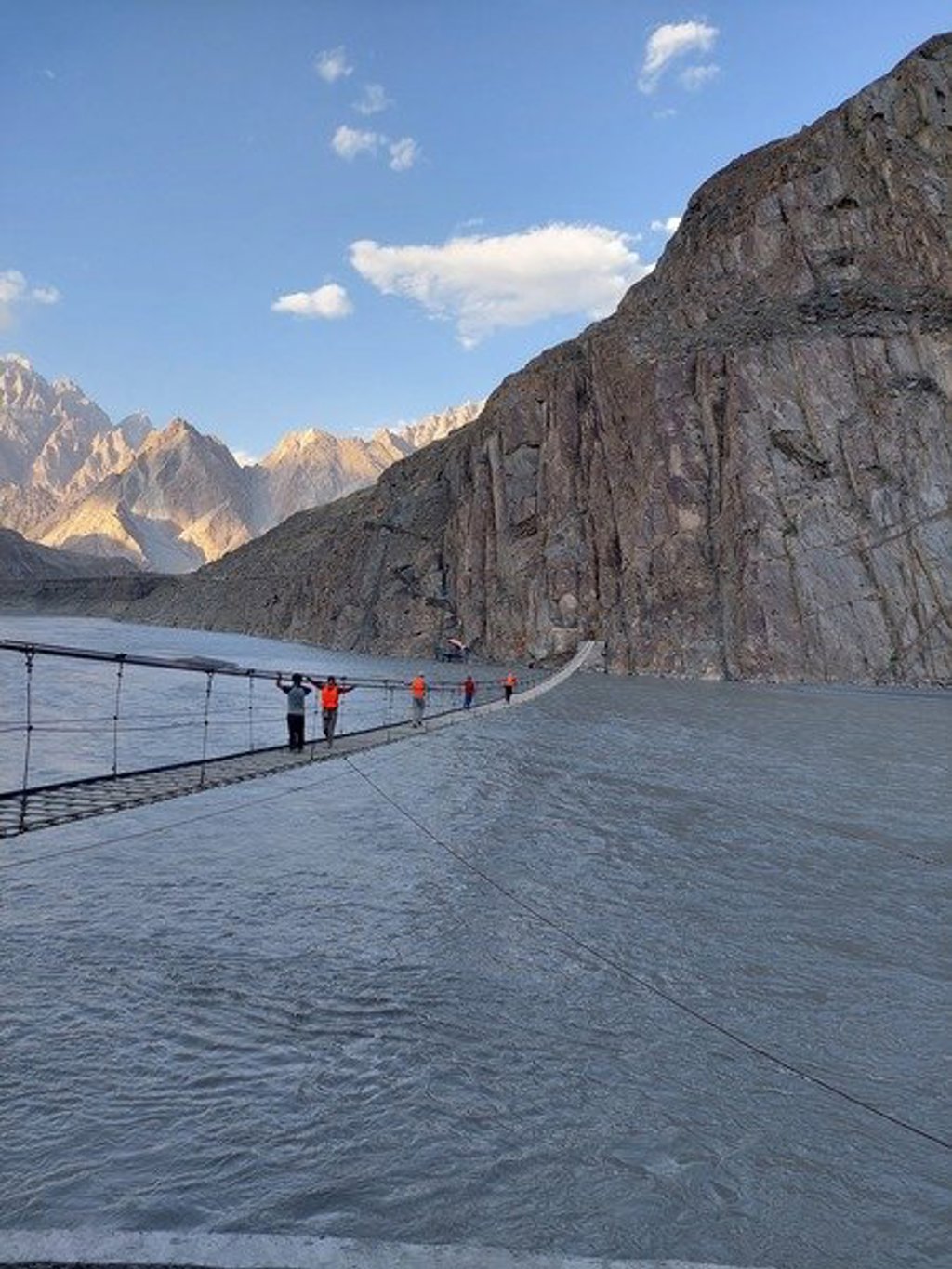 Trekker wandelt langs een bergpad in Baltistan en Hunza, Pakistan.