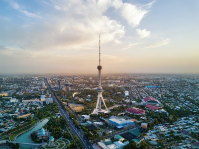 Uitzicht over Tasjkent met de televisietoren bij zonsondergang, onderdeel van de Route Oezbekistan.