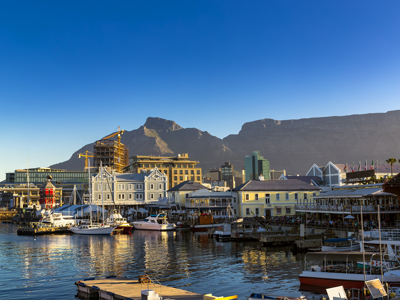 Victoria & Alfred Waterfront in Kaapstad met Tafelberg op de achtergrond.
