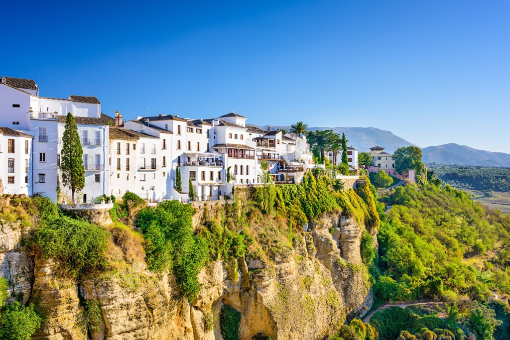 Witte huizen van Ronda op een klif in Andalusië, Spanje, tijdens familiereis Spanje & Portugal.