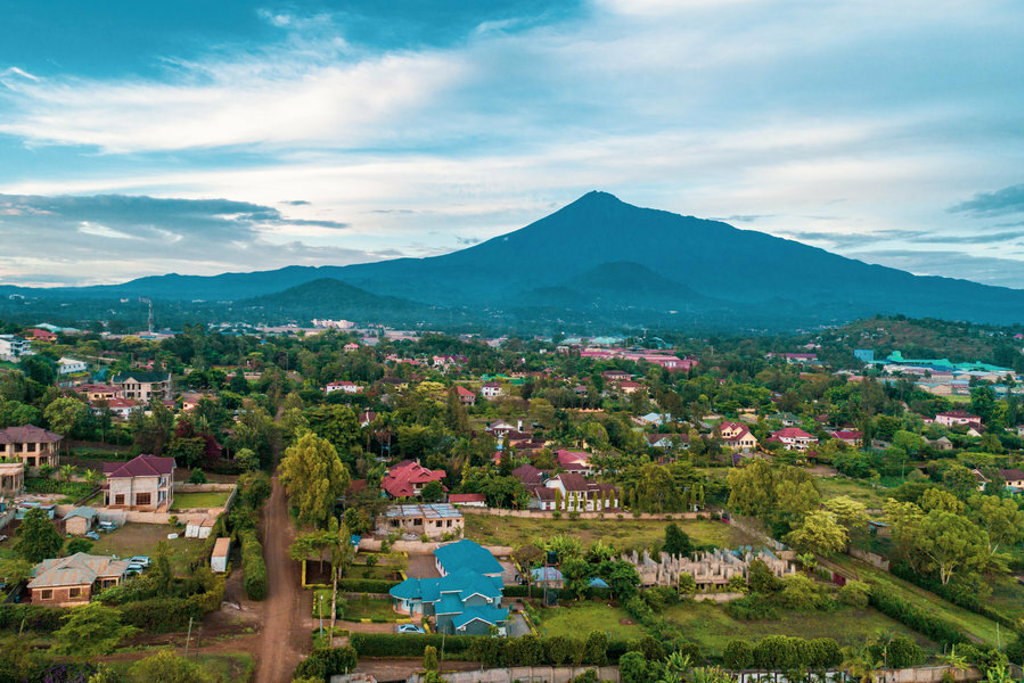 Uitzicht op Mount Meru bij Arusha, Tanzania, tijdens familiereis Kenia, Tanzania & Zanzibar 16 dagen.