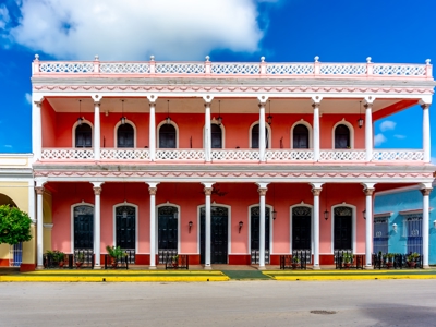 herenhuis met roze gevel en witte zuilen in Trinidad, Cuba.