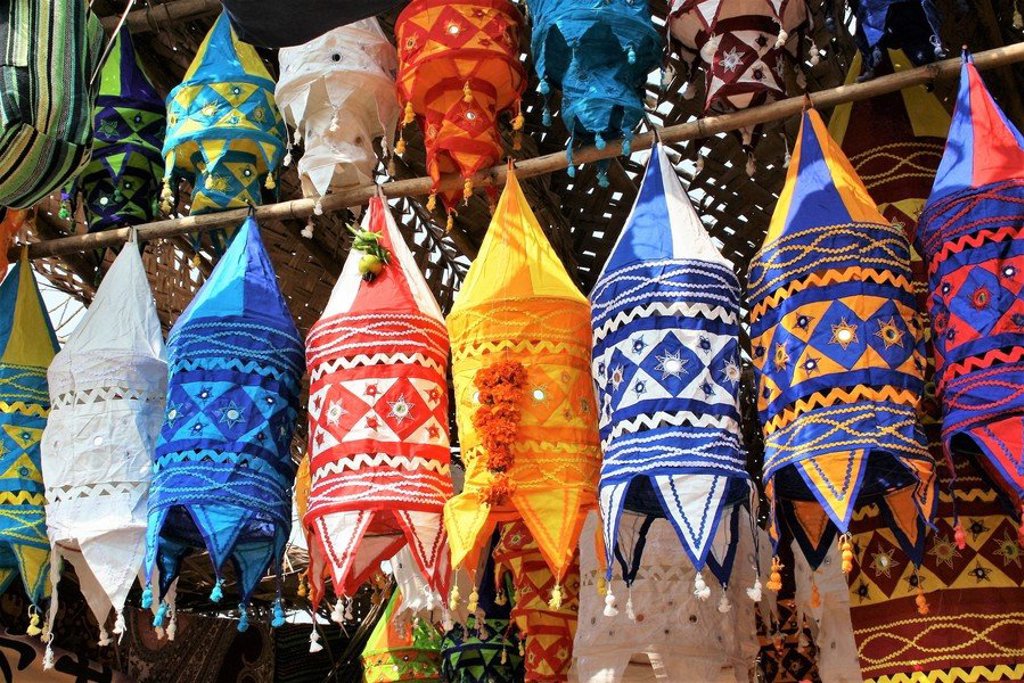 Reizigers tijdens een 22-35ers groepsrondreis in India op een lokale markt.