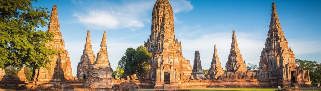 Tempelruïnes in Ayutthaya, Thailand, bij zonsondergang tijdens een groepsrondreis Thailand.