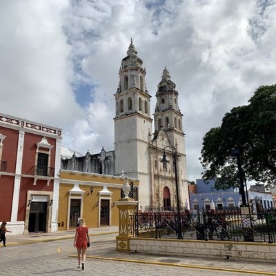 Kerktorens in een Mexicaanse stad tijdens de 22-35ers reis Mexico.