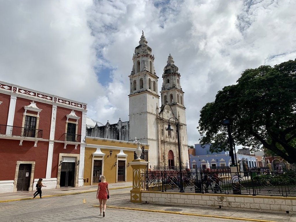 Kerktorens in een Mexicaanse stad tijdens de 22-35ers reis Mexico.
