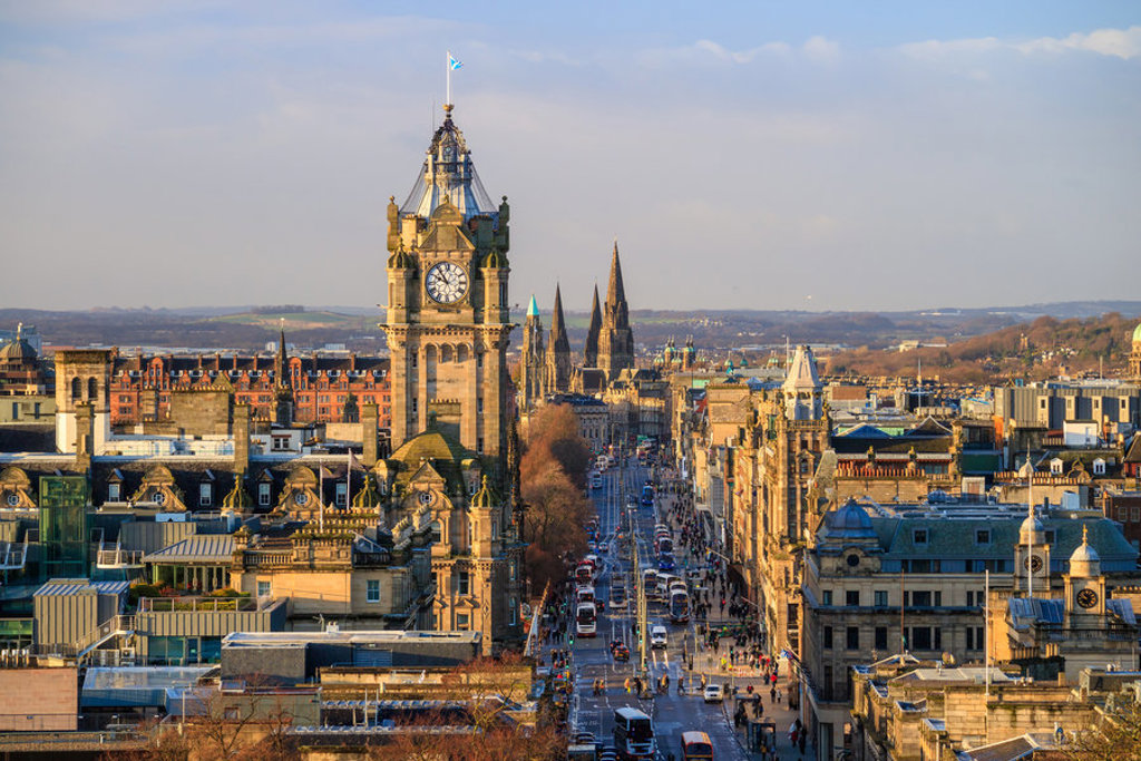 Uitzicht op Princes Street en het Balmoral Hotel met klokkentoren in Edinburgh, Schotland.