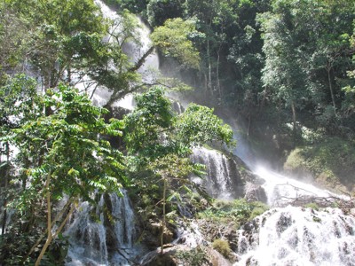 Waterval in weelderig regenwoud op de route Timor, Sumba & Bali (22 dagen).