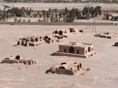 Woestijnlandschap met oude lemen gebouwen en ruïnes langs de Route Iran, 14 dagen, dag 5.