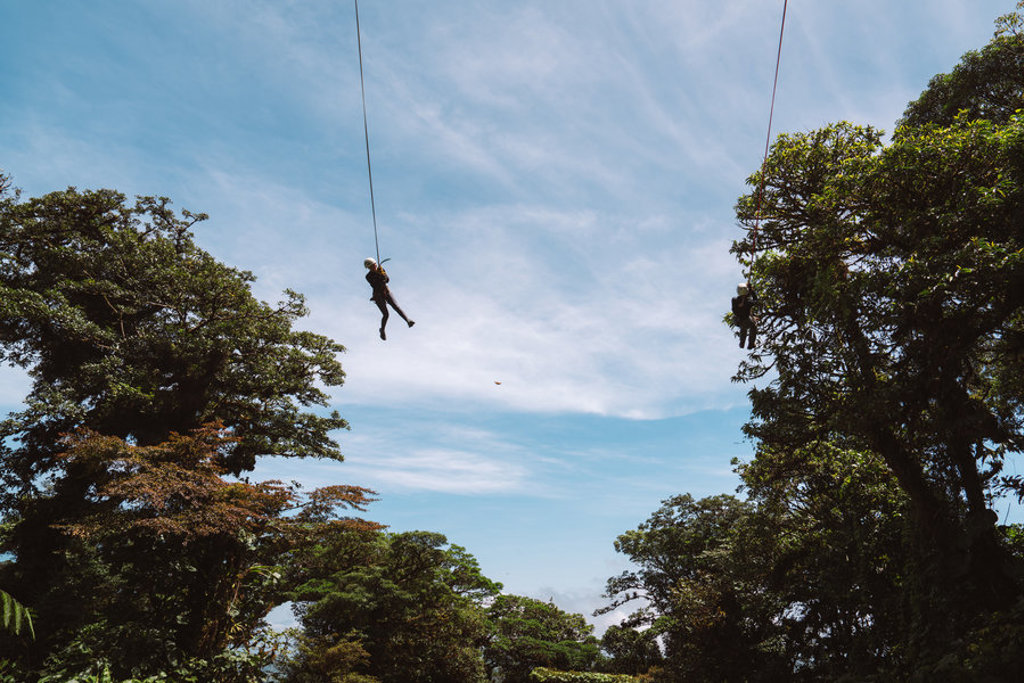 Ziplinen tussen de boomtoppen in Costa Rica tijdens een familiereis.