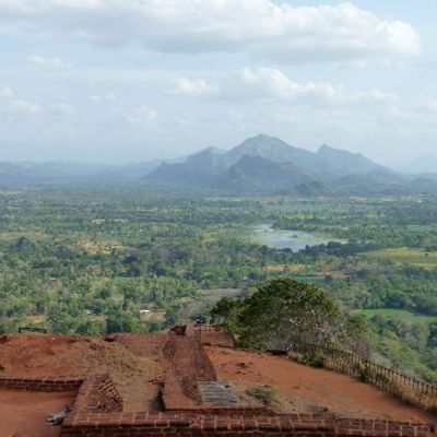 Uitzicht vanaf de Leeuwenrots van Sigiriya over het groene landschap en bergen van Sri Lanka.