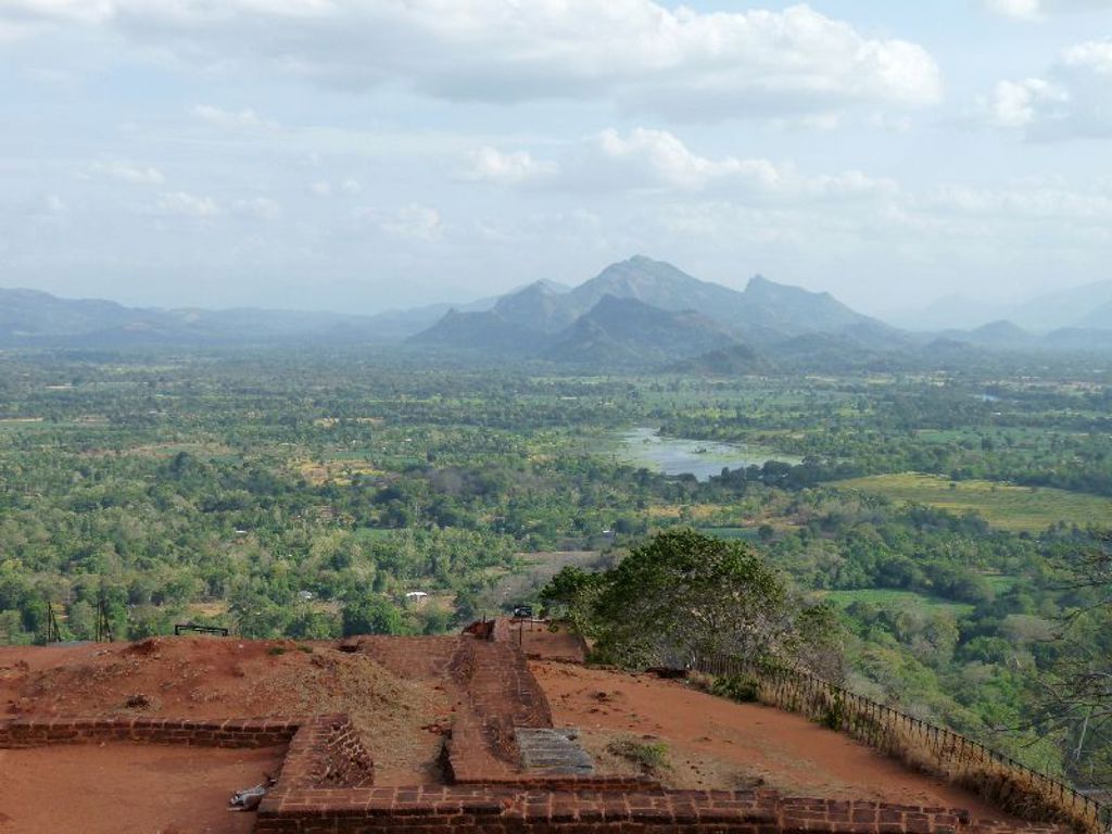 Uitzicht vanaf de Leeuwenrots van Sigiriya over het groene landschap en bergen van Sri Lanka.