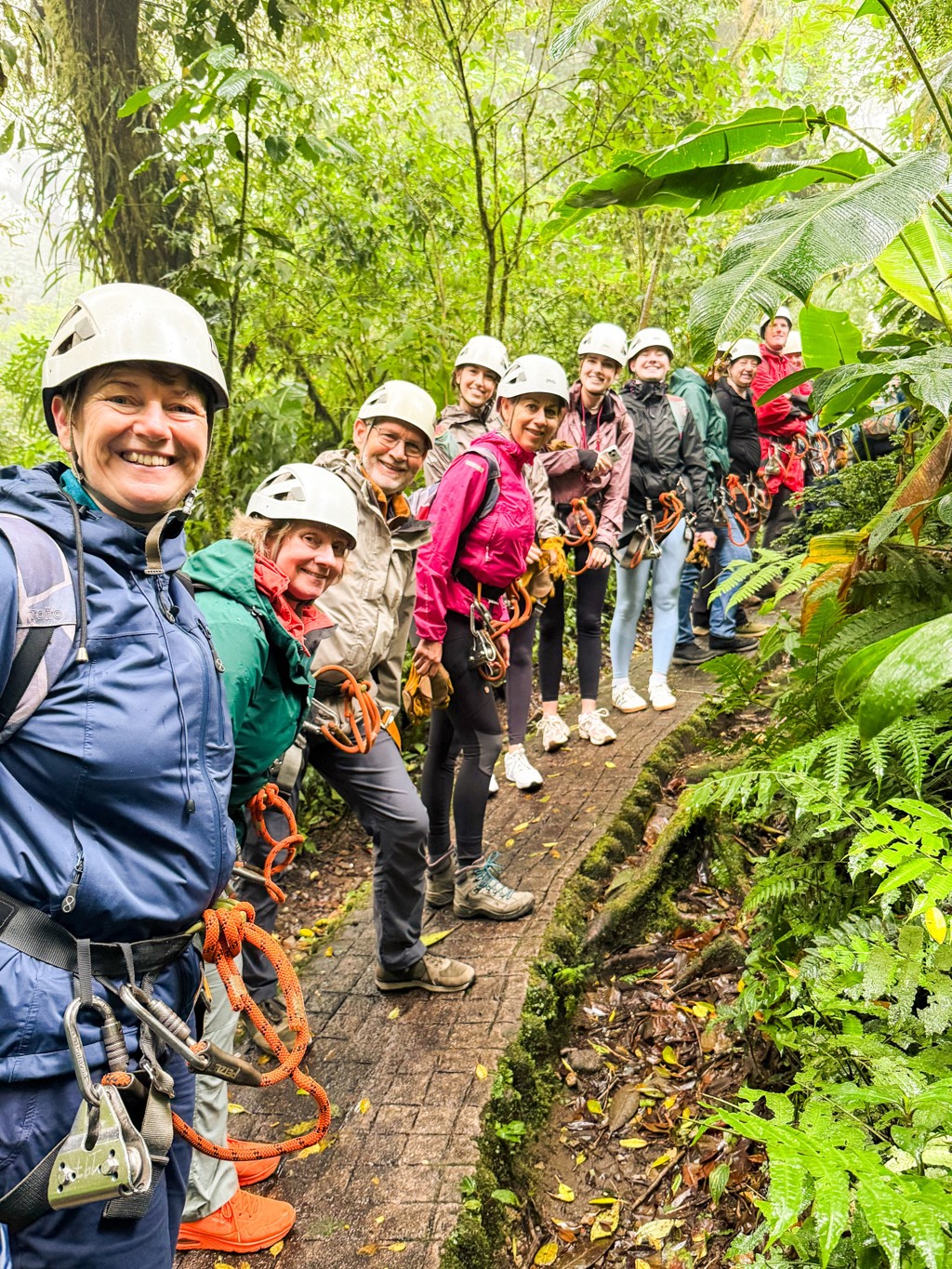Groep reizigers met helm en klimgordel in het regenwoud tijdens groepsrondreis Costa Rica Hoogtepunten.