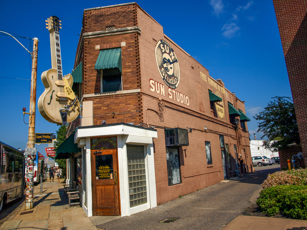 Sun Studio in Memphis, iconische muziekstudio met grote gitaar aan de gevel.