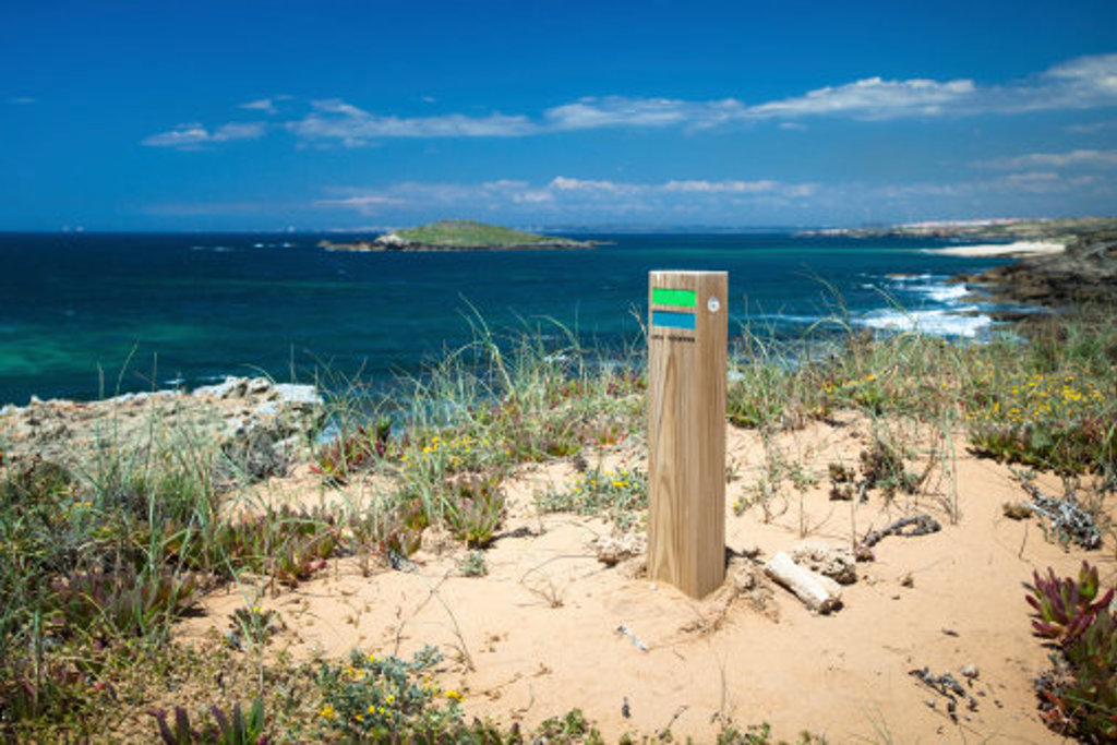 Wandelroutepaal langs de Costa Vicentina in Alentejo en Algarve, met uitzicht op zee en kliffen.