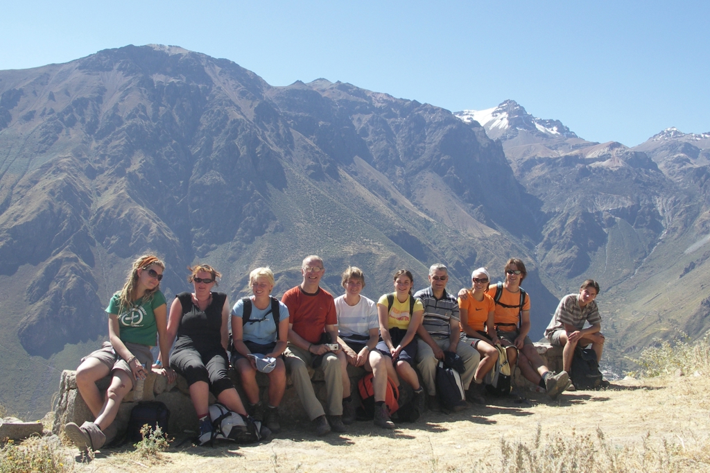 Groep reizigers tijdens familiereis Peru met uitzicht op de Andesbergen.