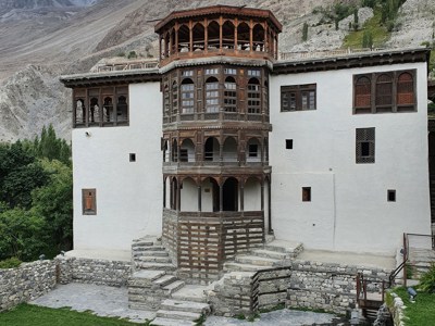 Historisch fort in Baltistan met houten balkon en bergen op de achtergrond, Pakistan.