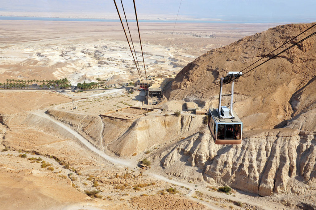 Kabelbaan naar Masada met uitzicht over de woestijn en de Dode Zee in Israël.