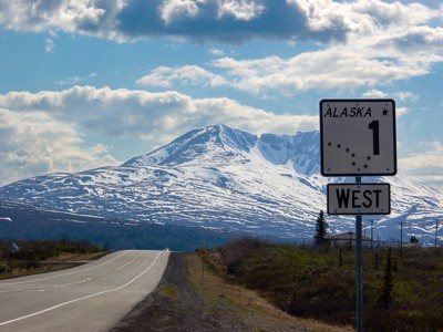 Alaska Route 1 West met besneeuwde bergtoppen langs de weg.