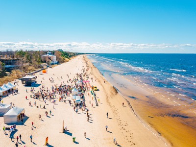Druk strand aan de Baltische Zee in Polen tijdens de route Polen en Baltische Staten.