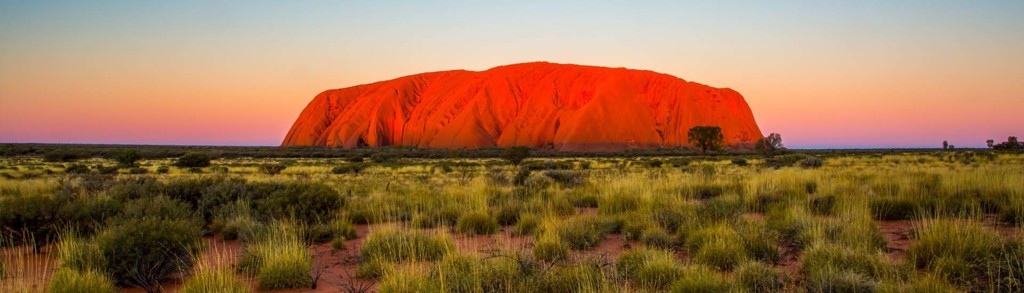 Uluru (Ayers Rock) bij zonsondergang in de Australische outback tijdens groepsrondreis Australië & Nieuw-Zeeland.