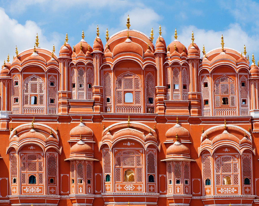 Gevel van de Hawa Mahal in Jaipur tijdens een 22-35ers reis door India.