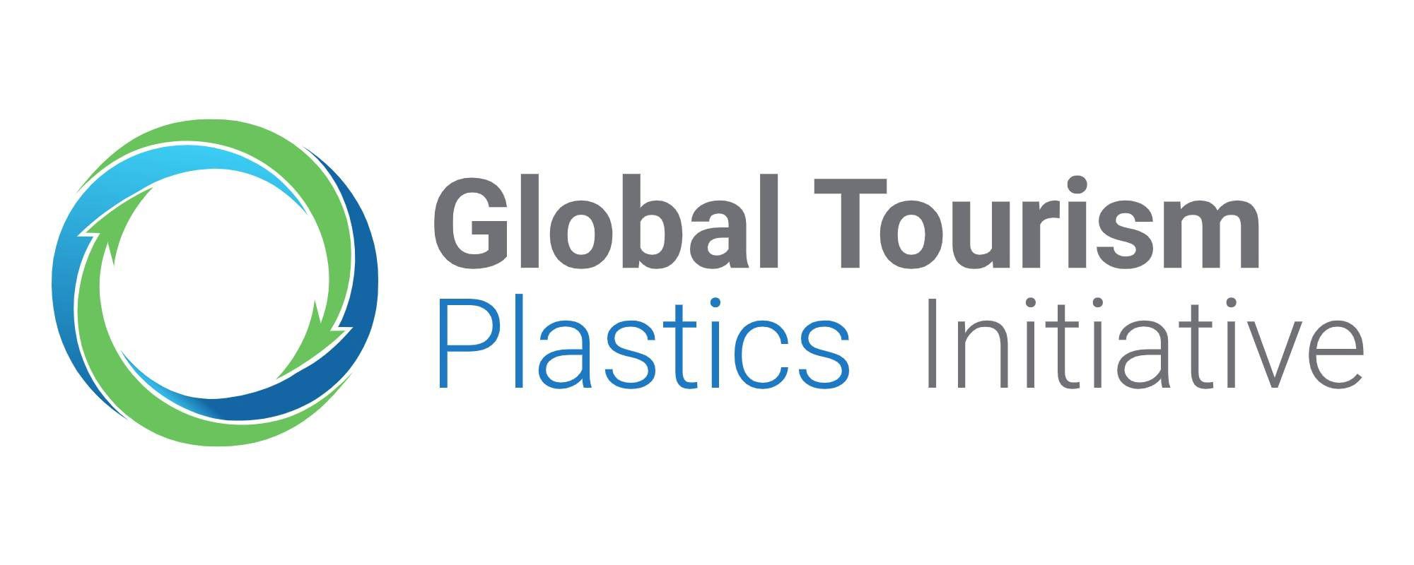 Logo van Global Tourism Plastics Initiative met cirkelpijlen in groen en blauw.