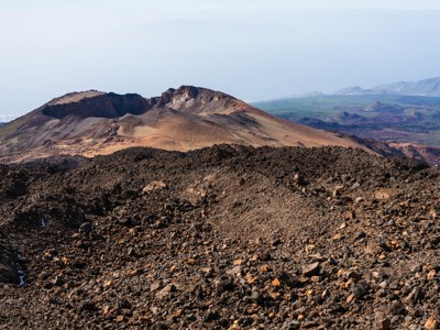 Uitzicht over het vulkanische landschap van Nationaal Park Timanfaya op Lanzarote, Canarische Eilanden.