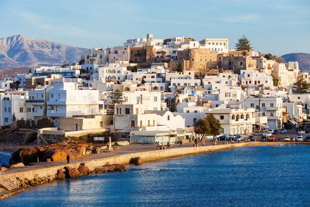 Witte huizen in Chora op Naxos aan zee, Griekenland, tijdens wandelvakantie Naxos, Santorini en Paros.