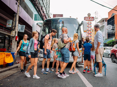 Reizigers stappen in de bus in Bangkok tijdens de Route Thailand 15 dagen rondreis.
