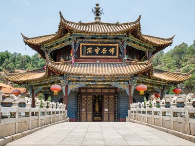 Traditionele Chinese tempel met sierlijke dakranden en rode lampionnen op de route China & Vietnam, 20 dagen.