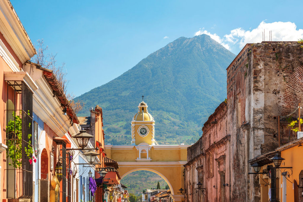 Boog van Santa Catalina in Antigua Guatemala met de vulkaan Agua op de achtergrond.