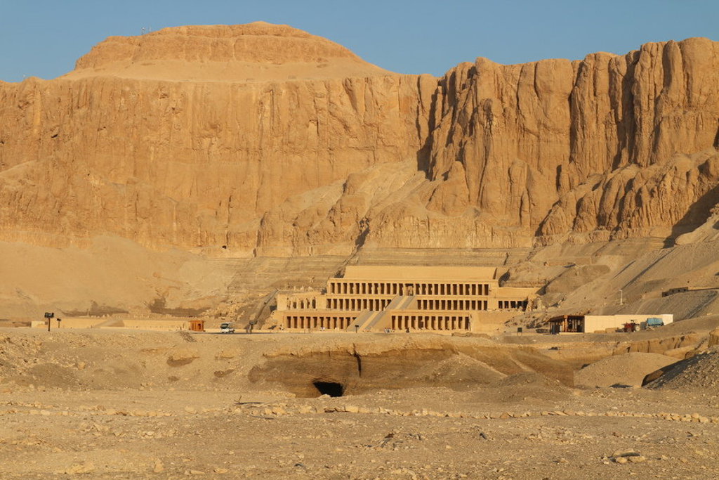 Tempel van Hatsjepsoet in Luxor, Egypte, tegen de rotswand tijdens de groepsrondreis Egypte kort.