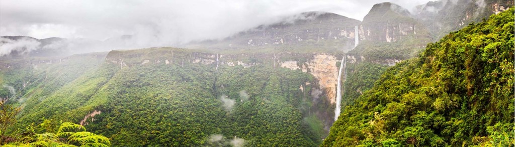 Groene bergvallei met hoge waterval in Noord-Peru.