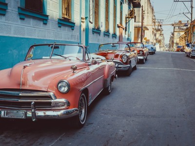Klassieke Amerikaanse cabriolets geparkeerd in een straat in Havana, Cuba.