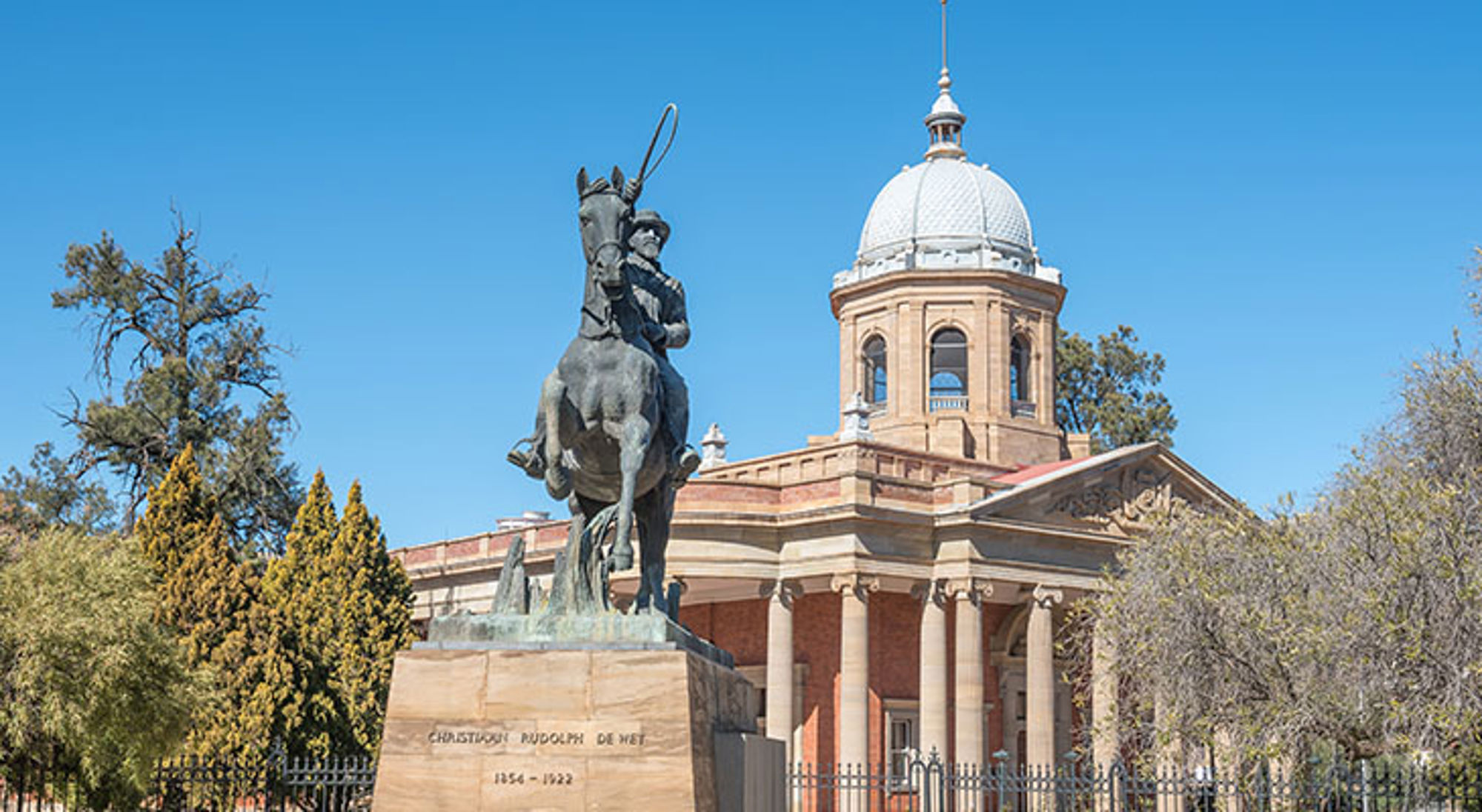 Monument van Christiaan Rudolph De Wet in Bloemfontein Ruiterstandbeeld van Christiaan Rudolph de Wet voor het Vierde Raadsaal-gebouw in Bloemfontein, Zuid-Afrika.
