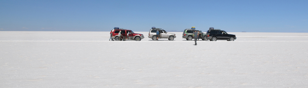 4x4’s op de zoutvlakte Salar de Uyuni tijdens groepsrondreis Argentinië, Bolivia en Peru.