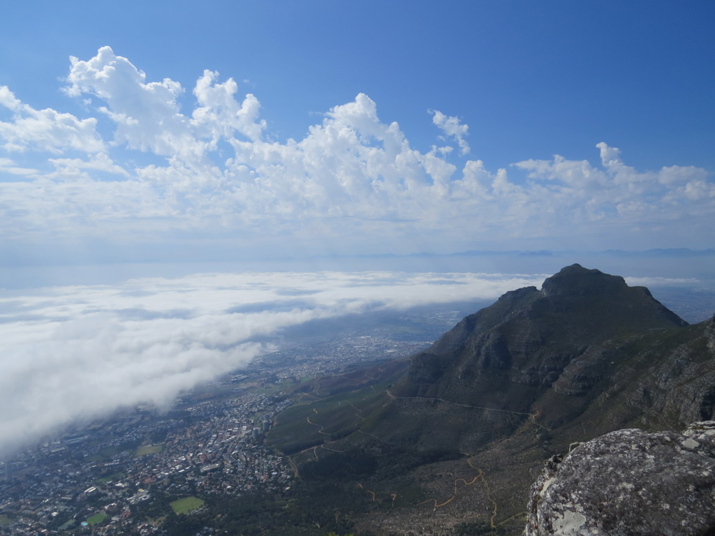 Uitzicht vanaf de Tafelberg over Kaapstad en de wolken boven de Atlantische Oceaan in Zuid-Afrika.