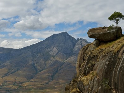 Uitzicht op berglandschap in Madagascar met een grote rots en een boom op een klif.