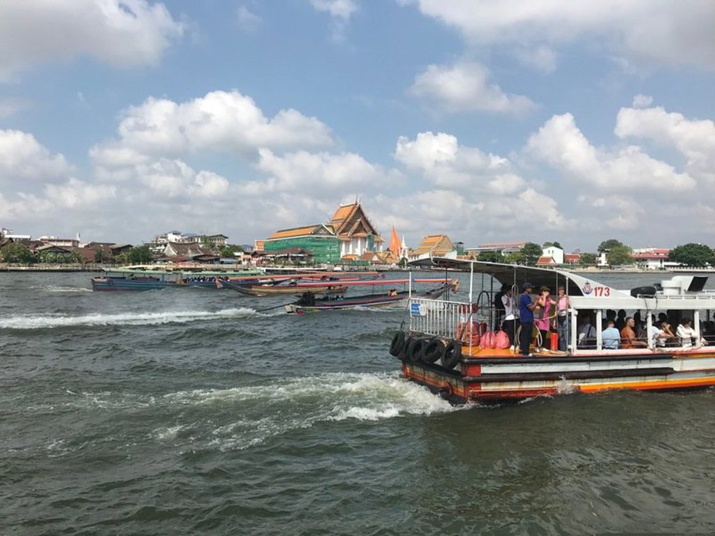 Traditionele Thaise tempel met pagodedak tussen palmbomen tijdens rondreis Thailand Noord en Zuid.