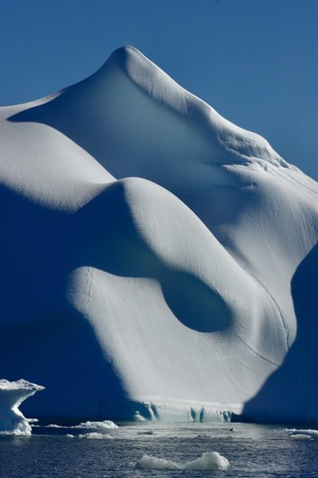 Puntige ijsbergen in de zee tijdens een groepsrondreis Antarctica.