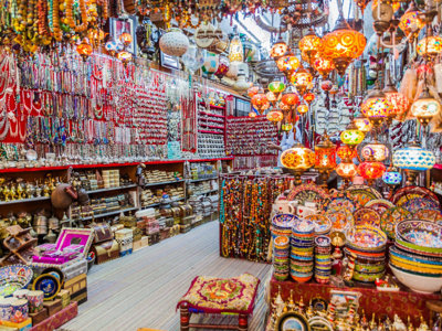 Kleurrijke souk met hangende mozaïeklampen, sieraden en aardewerk tijdens de Route Oman en Dubai.