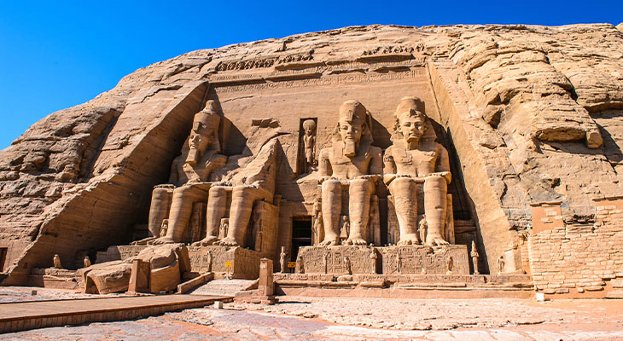 Tempel van Abu Simbel met kolossale beelden uitgehouwen in rotswand, Egypte.