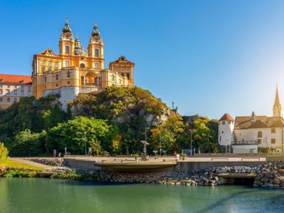 Uitzicht op de Sint-Vituskathedraal en de Praagse Burcht in Praag, startpunt van de fietsreis naar Wenen.