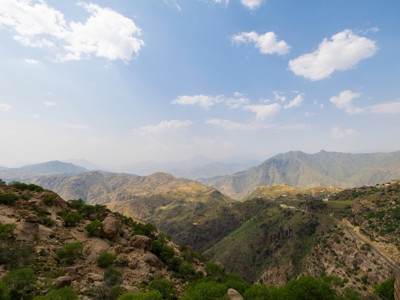 Panorama over het berglandschap van Asir met groene valleien en rotsen in Saoedi-Arabië.