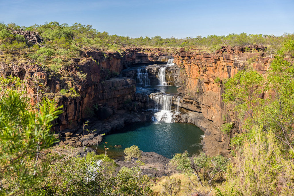Waterval in rotsachtige kloof met natuurlijk zwembad in West-Australië tijdens groepsrondreis.