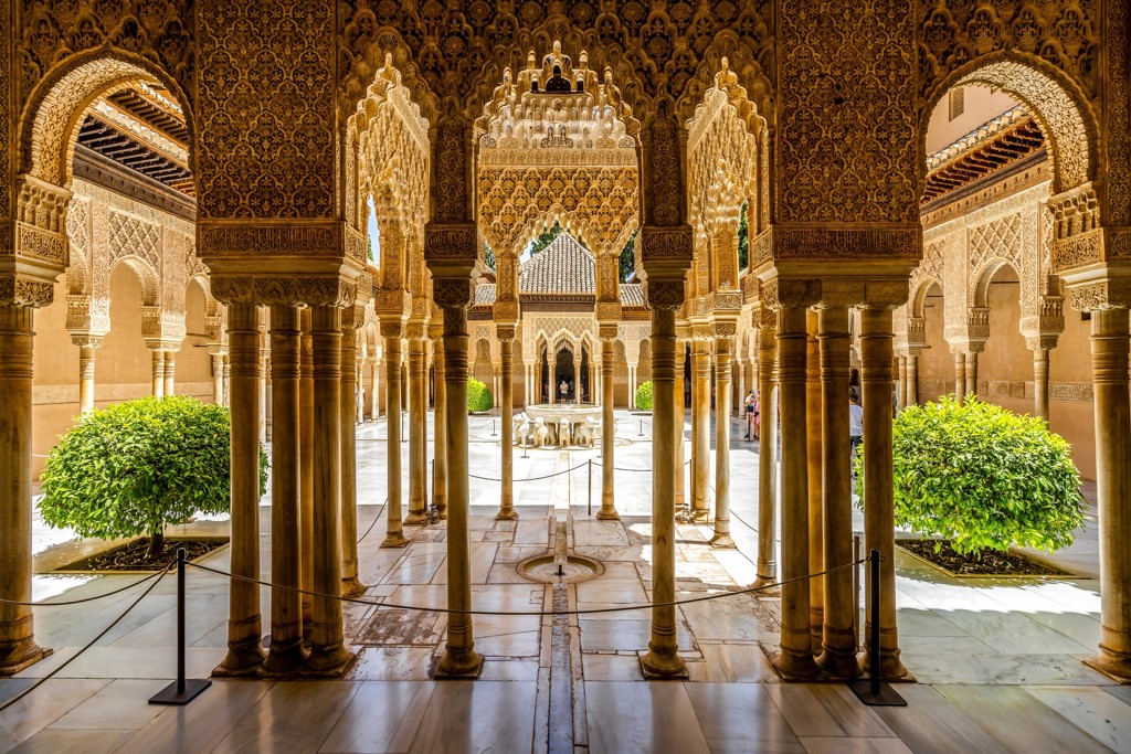 Binnenplaats met Moorse bogen en zuilen in het Alhambra, Granada, tijdens een 22-35ers reis Andalusië.