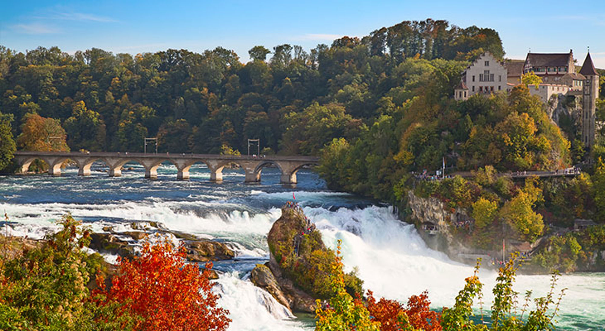 rhine waterfall switzerland Rijnwatervallen bij Schaffhausen met stenen brug en Schloss Laufen boven de waterval.