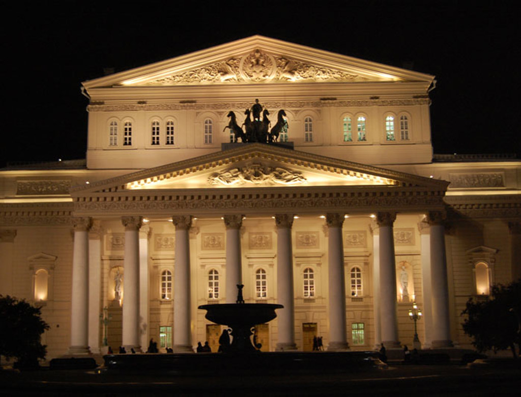 Verlicht Bolsjojtheater in Moskou bij nacht, highlight van een groepsrondreis Rusland.