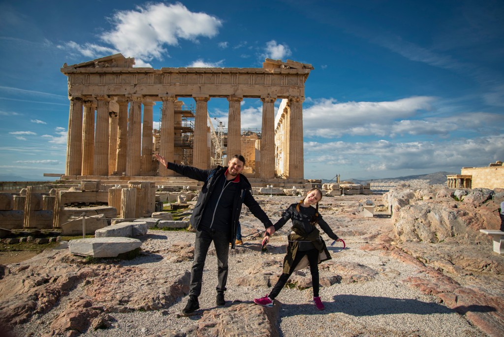 Vader en dochter bij de Akropolis in Athene tijdens familiereis Griekenland Pop-Up.